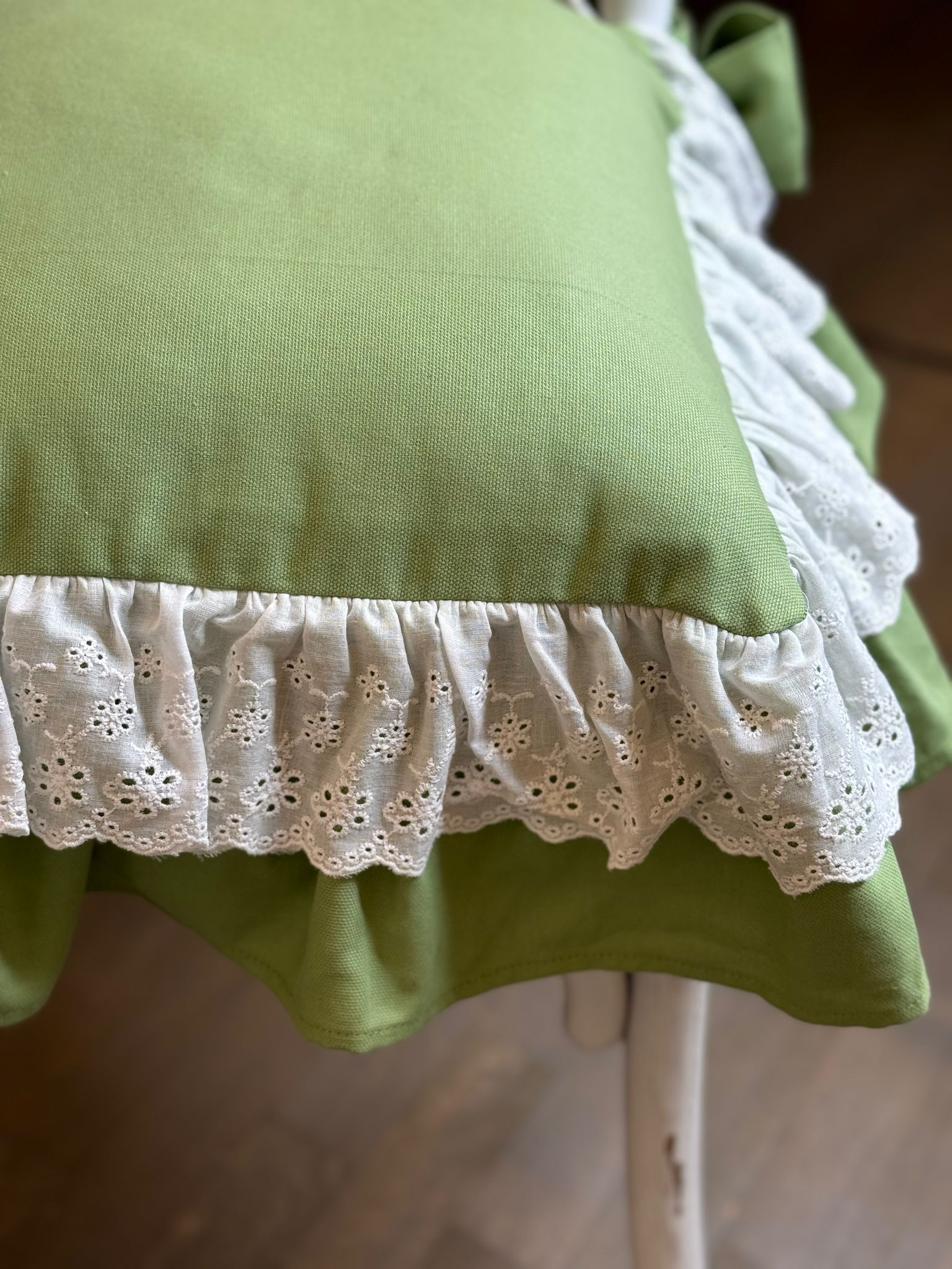 Cuscino da sedia sartoriale in panama verde con pizzo sangallo - 45x45 cm - Fiorentino Home
